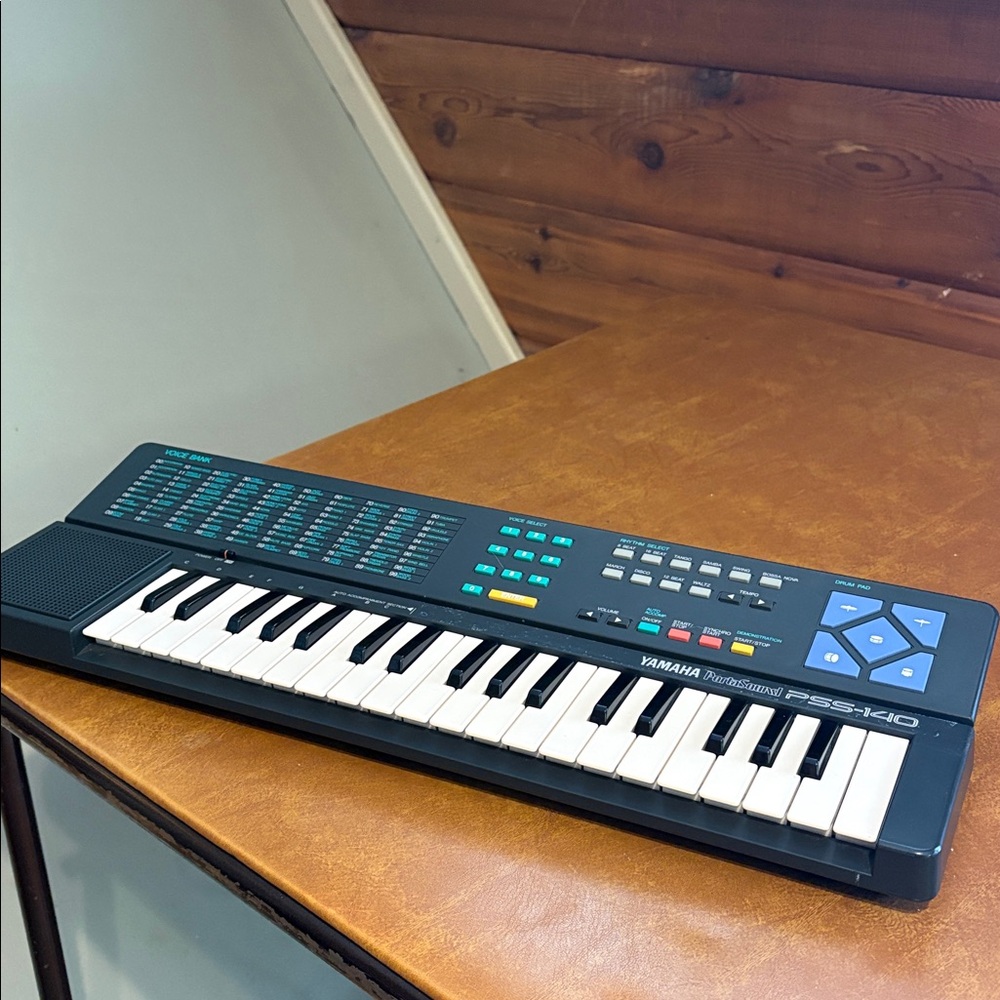 Yamaha PortaSound PSS-140 electronic keyboard